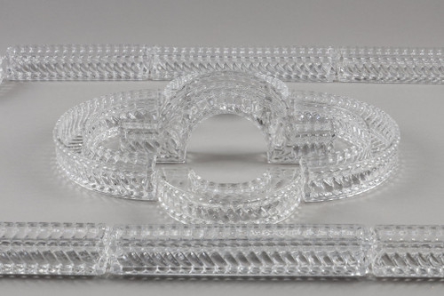 Chemin de table en cristal signé Baccarat composé de 19 éléments