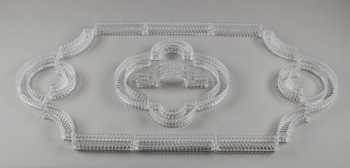 Chemin de table en cristal signé Baccarat composé de 19 éléments