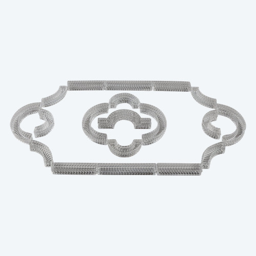 Chemin de table en cristal signé Baccarat composé de 19 éléments
