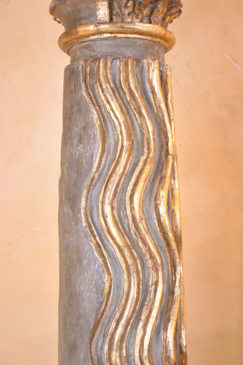 Colonna in legno intagliato e dorato