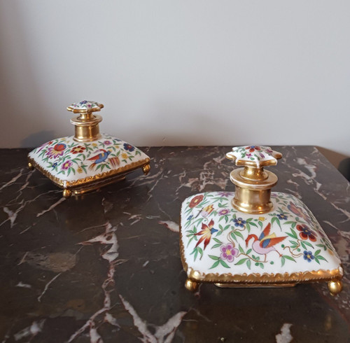 Darte Frères - époque Restauration, Louis Philippe - paire de flacons "en coussin" - porcelaine peinte et dorée