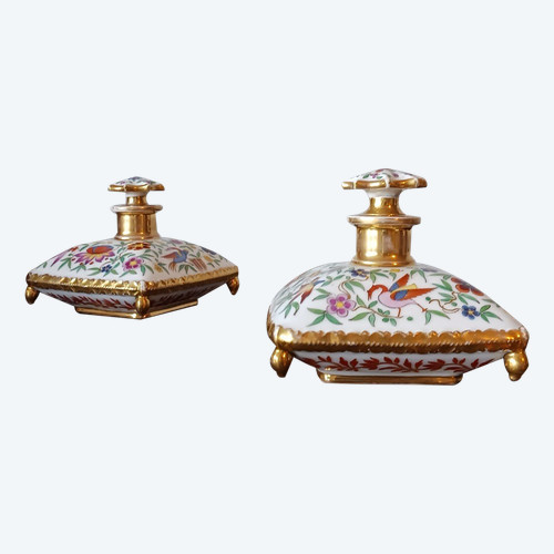 Darte Frères - époque Restauration, Louis Philippe - paire de flacons "en coussin" - porcelaine peinte et dorée