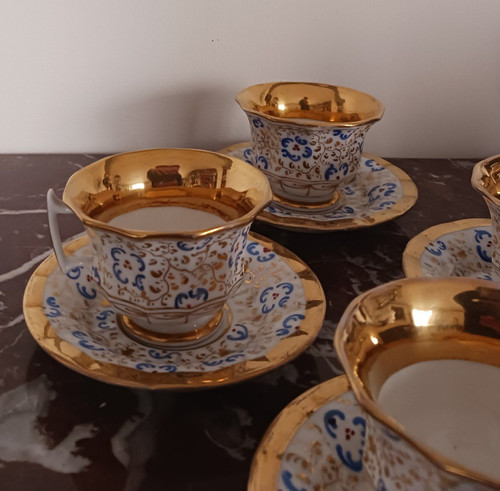 Paris, Louis Philippe period - suite of 4 dodecagonal porcelain cups and saucers - decorated in the taste of Jacob Petit