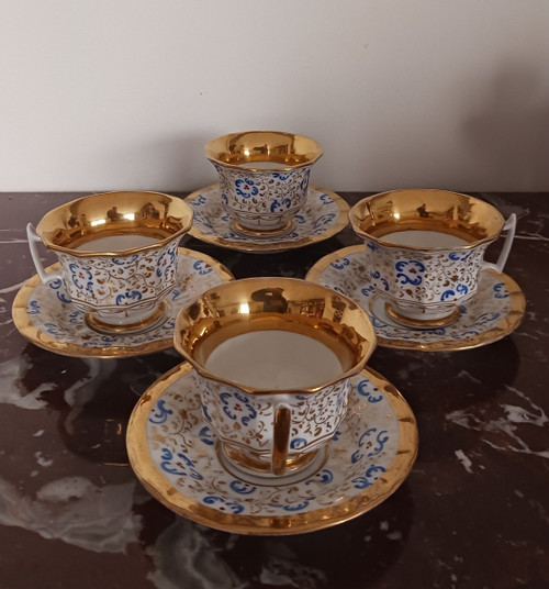 Paris, Louis Philippe period - suite of 4 dodecagonal porcelain cups and saucers - decorated in the taste of Jacob Petit
