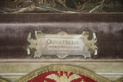 Madonna di Donatello in rame repsé, arazzo ad ago, fine XIX secolo.