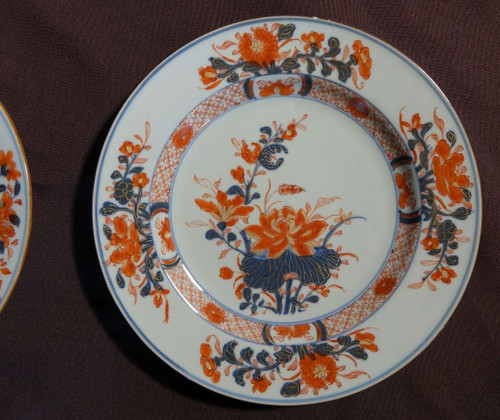 Suite di tre piatti con decorazioni Imari