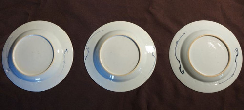 Suite di tre piatti con decorazioni Imari