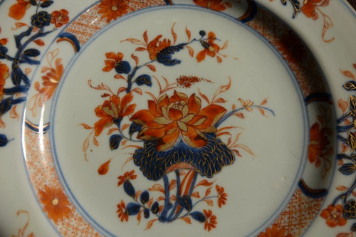 Suite di tre piatti con decorazioni Imari