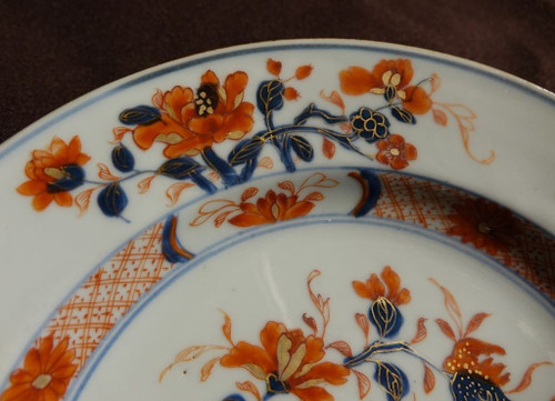Suite di tre piatti con decorazioni Imari