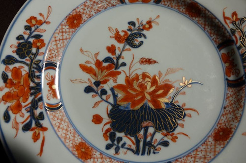 Suite di tre piatti con decorazioni Imari