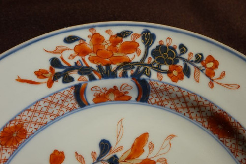 Suite di tre piatti con decorazioni Imari