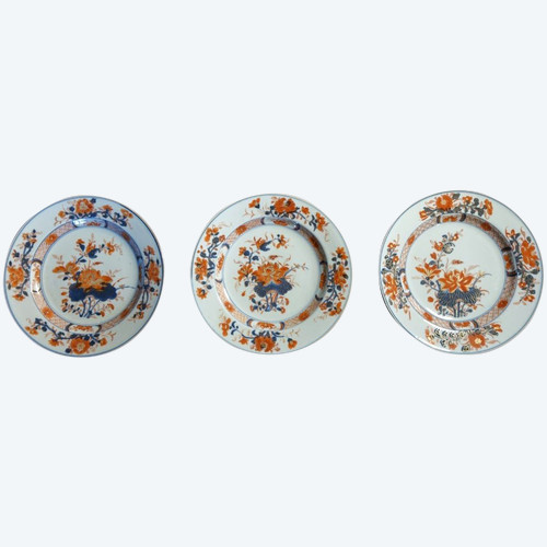 Suite di tre piatti con decorazioni Imari