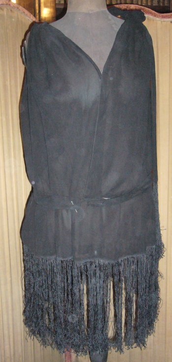 Robe en crêpe et frange époque art déco vers 1925