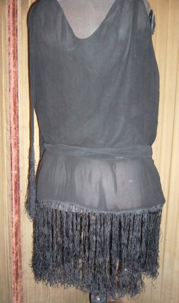 Robe en crêpe et frange époque art déco vers 1925