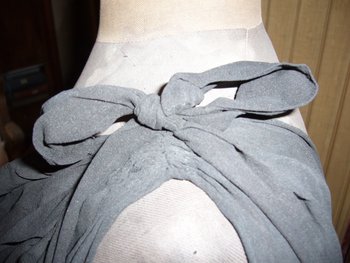 Robe en crêpe et frange époque art déco vers 1925
