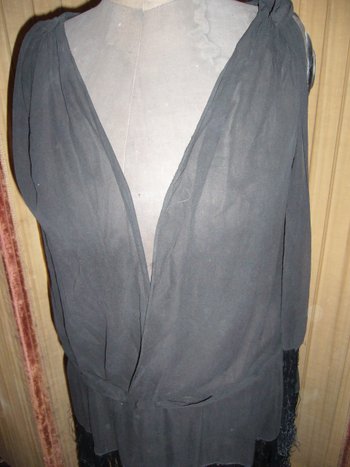 Robe en crêpe et frange époque art déco vers 1925