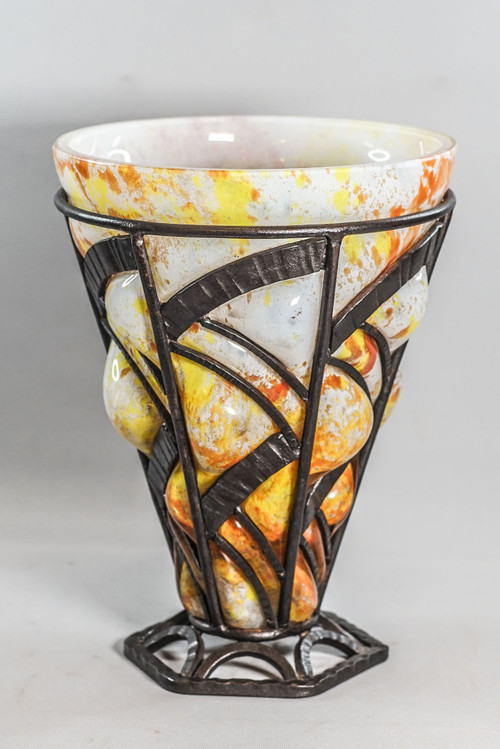 ART DÉCO VASE mundgeblasen, schmiedeeisernes Gestell, Lothringen