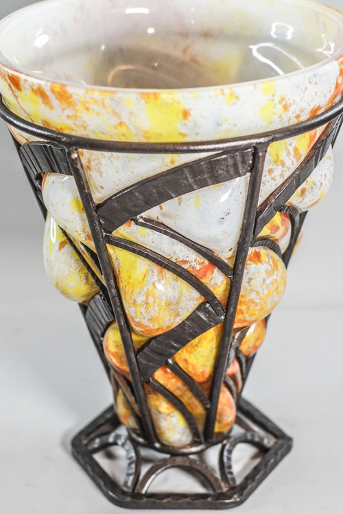 ART DÉCO VASE mundgeblasen, schmiedeeisernes Gestell, Lothringen
