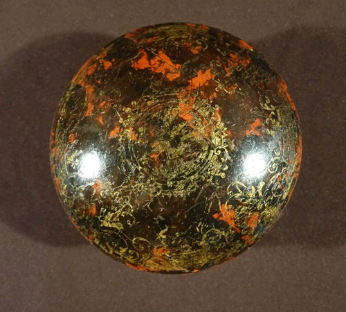 Rundes lackiertes Und vergoldetes Gehäuse. Anfang 18.