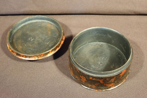 Rundes lackiertes Und vergoldetes Gehäuse. Anfang 18.