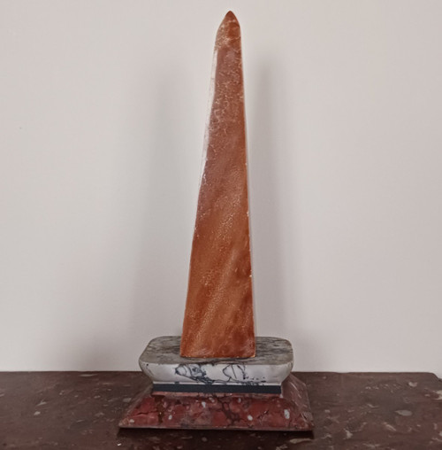 Opera moderna italiana - grande obelisco neoclassico - onice arancio-marrone e base in marmo bicolore