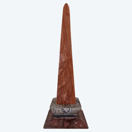 Opera moderna italiana - grande obelisco neoclassico - onice arancio-marrone e base in marmo bicolore