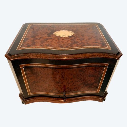 Cigar box in burr cedar and black wood XIX century
