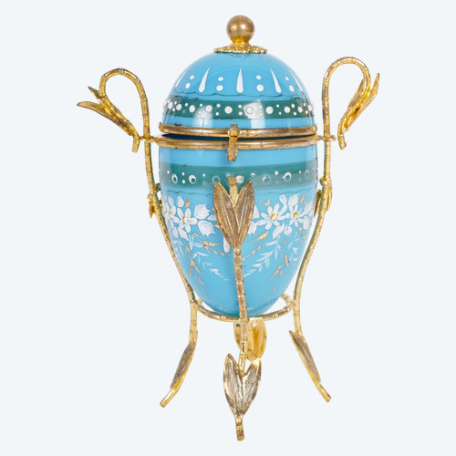 Bella scatola opalina a forma di uovo con montatura in ottone dorato, fine XIX secolo