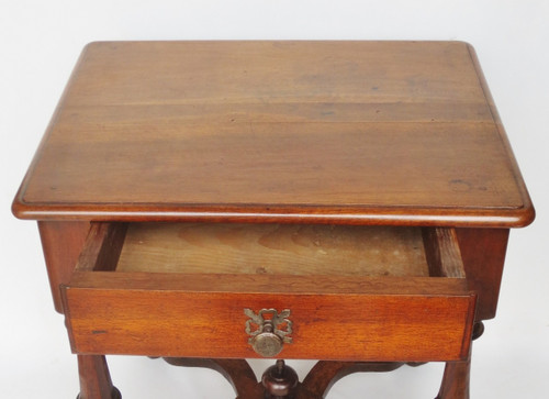 Table en noyer Louis XIII.    