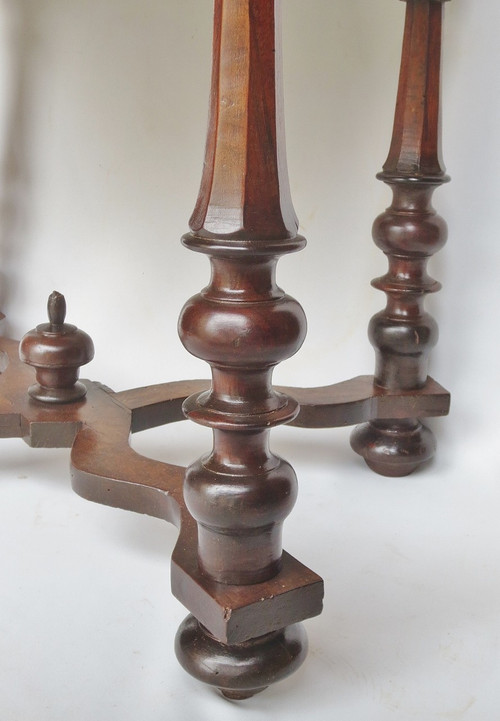 Table en noyer Louis XIII.    
