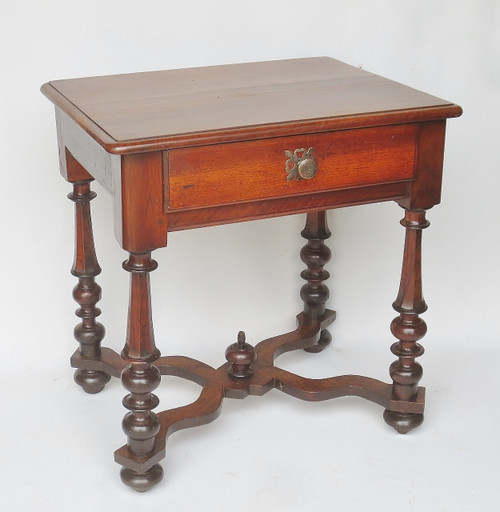 Table en noyer Louis XIII.    