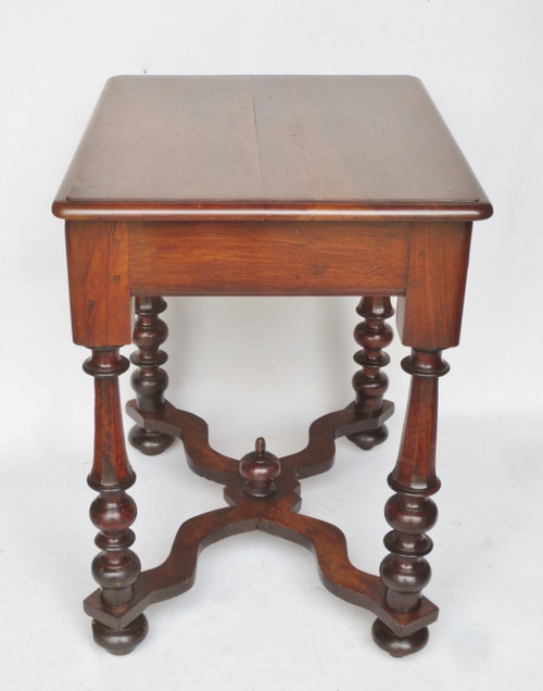 Table en noyer Louis XIII.    