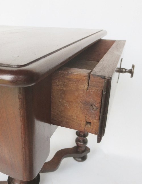 Table en noyer Louis XIII.    
