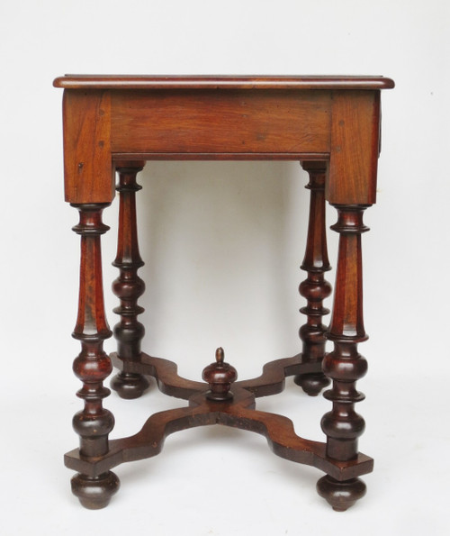 Table en noyer Louis XIII.    