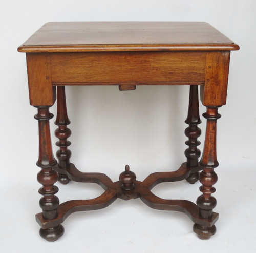 Table en noyer Louis XIII.    