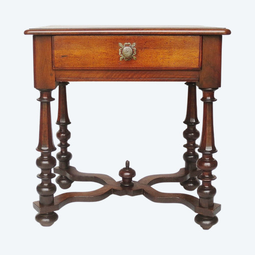 Table en noyer Louis XIII.    