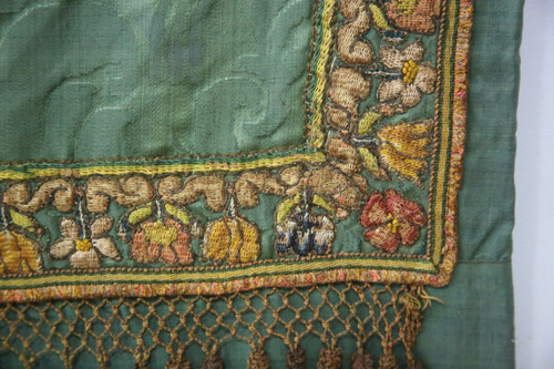 Drappeggio armoriale con ricamo fine XVII-inizio XVIII secolo