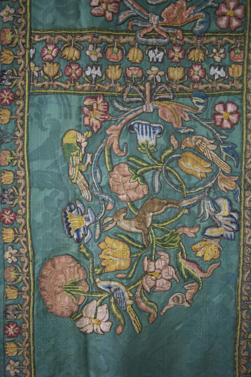 Drappeggio armoriale con ricamo fine XVII-inizio XVIII secolo