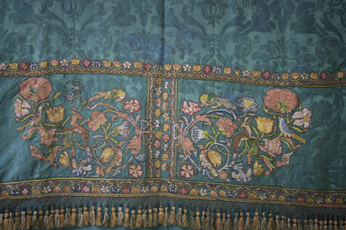 Drappeggio armoriale con ricamo fine XVII-inizio XVIII secolo