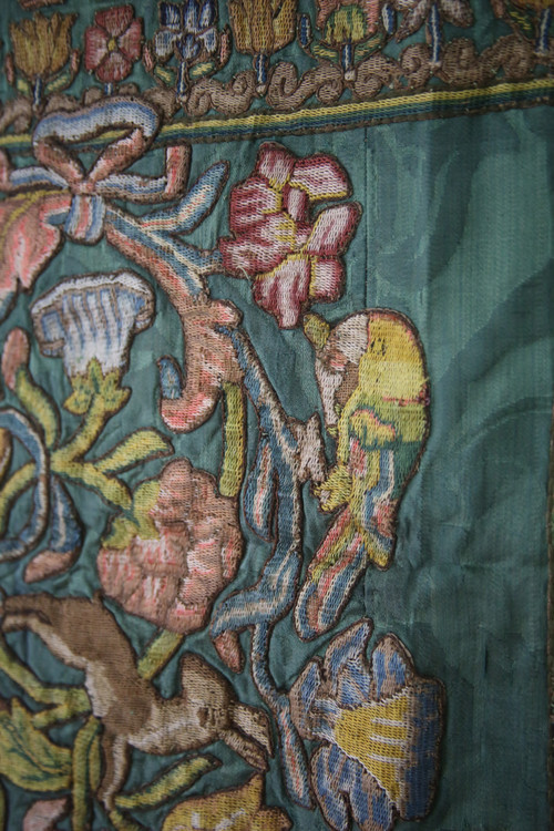 Drappeggio armoriale con ricamo fine XVII-inizio XVIII secolo
