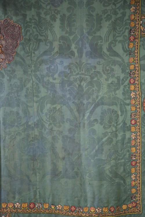 Drappeggio armoriale con ricamo fine XVII-inizio XVIII secolo