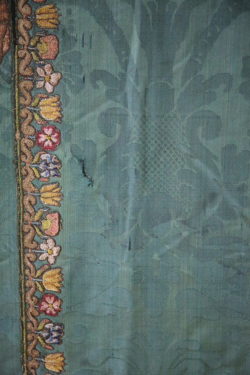 Drappeggio armoriale con ricamo fine XVII-inizio XVIII secolo
