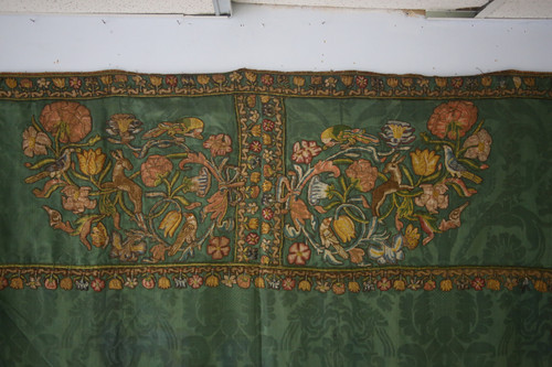 Drappeggio armoriale con ricamo fine XVII-inizio XVIII secolo