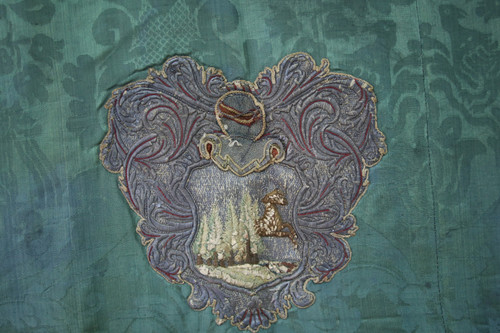 Drappeggio armoriale con ricamo fine XVII-inizio XVIII secolo