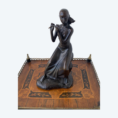 Donna musicista in bronzo