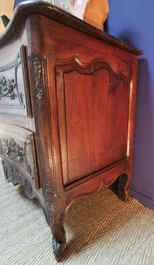 Commode Louis XV Galbée Et Sculptée En Noyer
