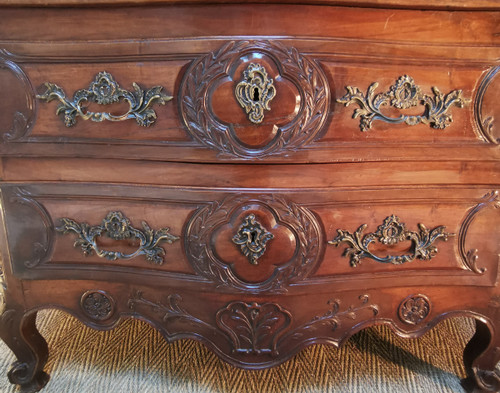 Commode Louis XV Galbée Et Sculptée En Noyer