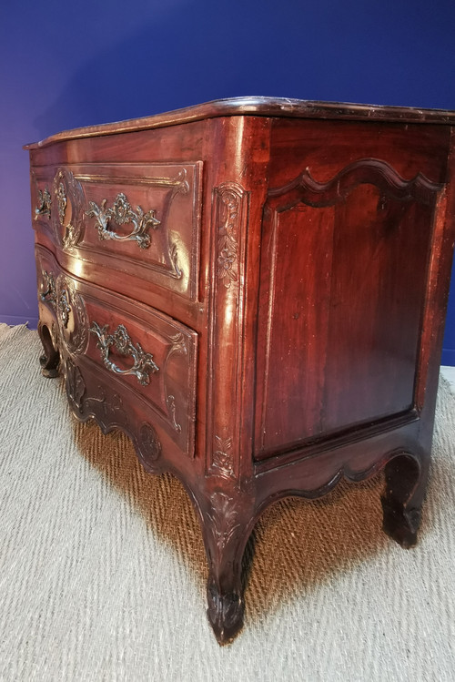 Commode Louis XV Galbée Et Sculptée En Noyer
