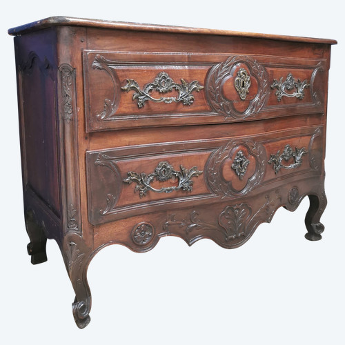 Commode Louis XV Galbée Et Sculptée En Noyer