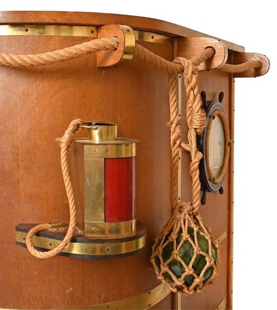 Meuble bar à décor sur le thème de la marine